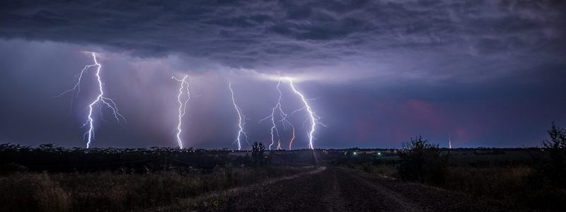 Раздавленные остановки, авто и перебои с водой: что натворила непогода в Днепре