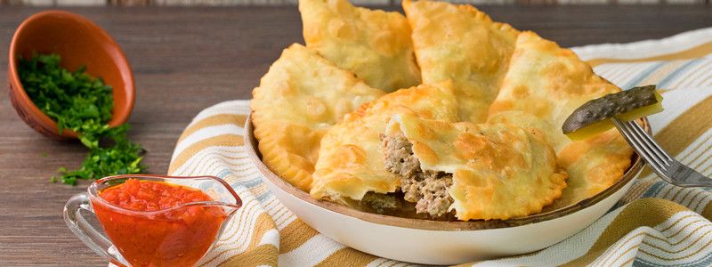 Полезные и вкусные рецепты: как приготовить хрустящие чебуреки
