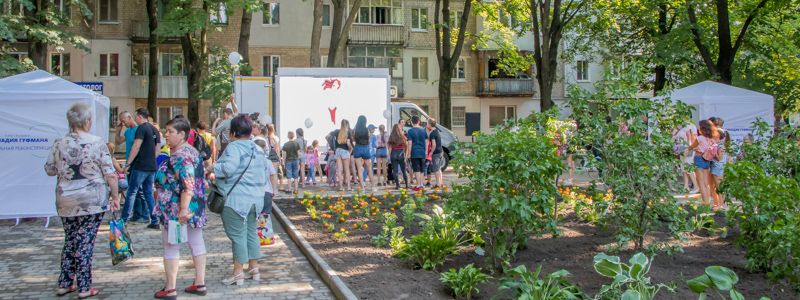 В Днепре на 12-м Квартале вернули к жизни заброшенный сквер: подробности и фото