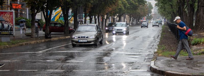 Днепр порадовал жителей прохладой летнего дождя