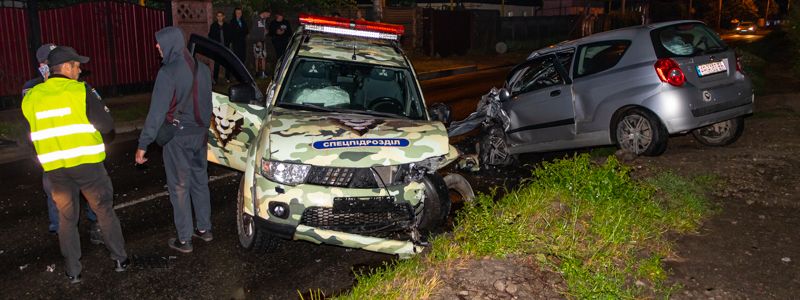 В Днепре на Большой Диевской автомобиль охраны попал в лобовое ДТП