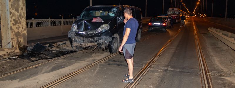 В Днепре на Старом мосту микроавтобус Opel влетел в металлическую опору