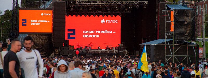 Шарики Шария и бесплатный "Голос" Вакарчука: что в Днепре думают о парламентской гонке двух кандидатов