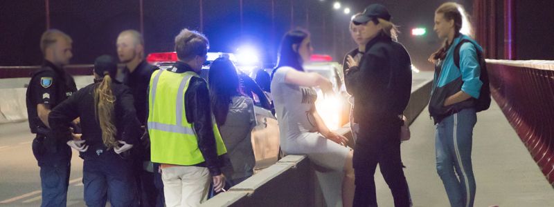 В Днепре на Новом мосту молодая девушка пыталась покончить с собой 