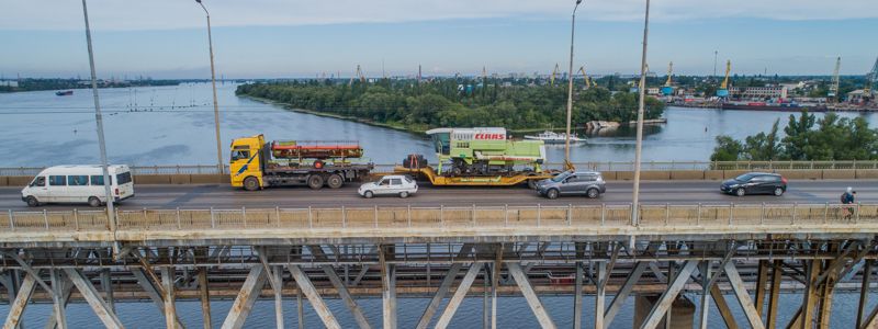 В Днепре фура "не вписалась" в Амурский мост и перегородила проезд