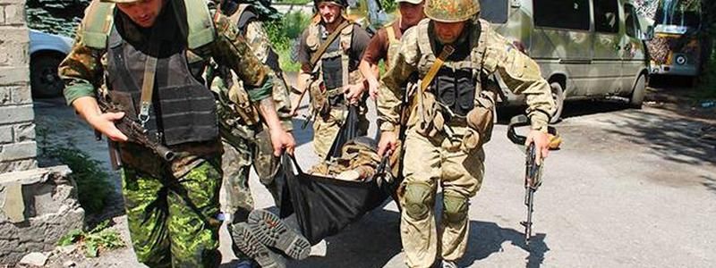 "Из-под раненой кожи сочилась душа": в больнице Мечникова в Днепре борются за жизнь бойца