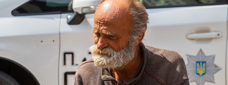 В Днепре брошенный мужчина в инвалидном кресле всю ночь просидел на улице