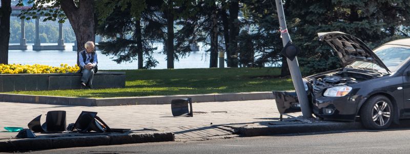 В Днепре на Сичеславской Набережной Kia снес светофор