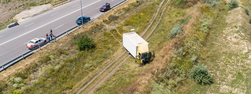 Ночью в Днепре грузовик снес ограждение и слетел в кювет