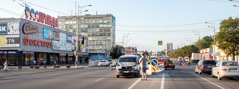 ДТП на Слобожанском проспекте: Lada "отлетела" в островок безопасности, пострадали 5 человек