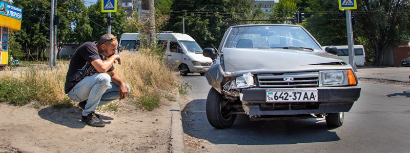 В Днепре на Паникахи ВАЗ въехал в светофор