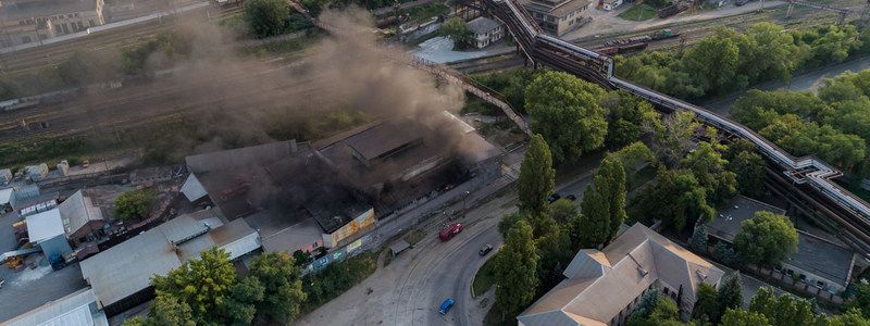 В Днепре на Ударников горит предприятие: едкий дым окутал район