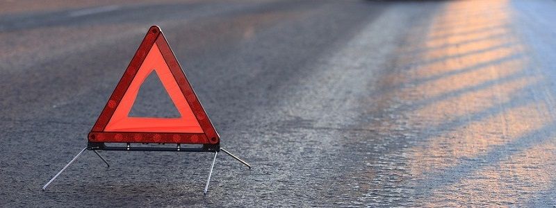 На скользкой дороге в Днепре водители сбили сразу троих человек