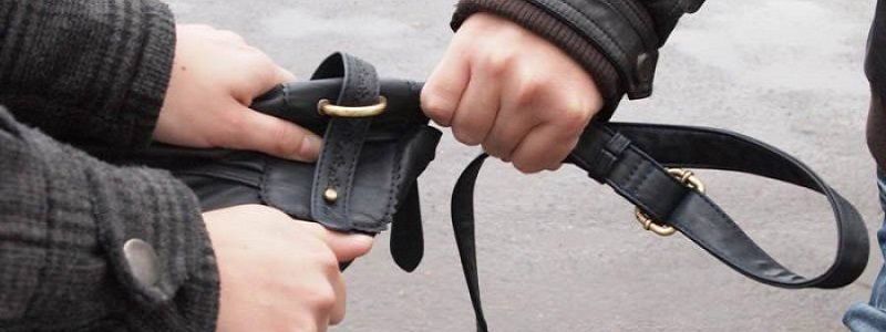 В Днепре на Цветочной улице парню сломали нос за помощь девушке