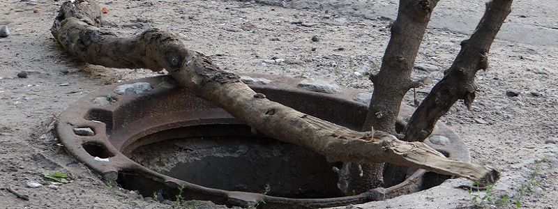 На проспекте Поля отец с сыном провалились в люк