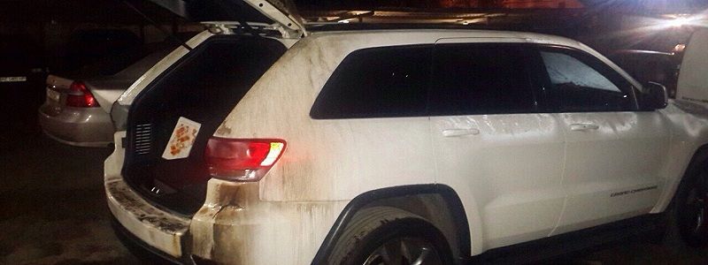 На Образцова неизвестный поджег автомобиль Jeep Grand Cherokee (ФОТО)