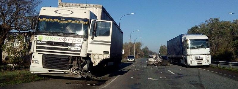 Под Днепром фура въехала в легковушку: пострадали девушки (ФОТО, ВИДЕО)