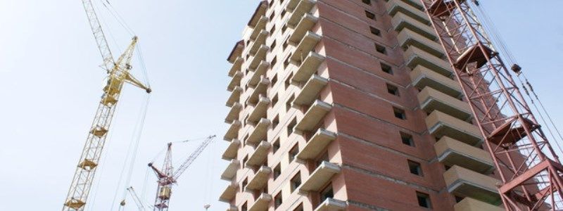22-летний парень выпал из недостроенного дома на улице Гавриленко