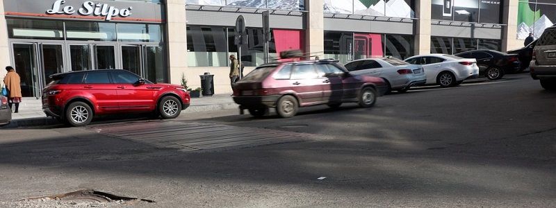 В центре Днепра велосипедист получил травмы из-за ливневки (ФОТО)