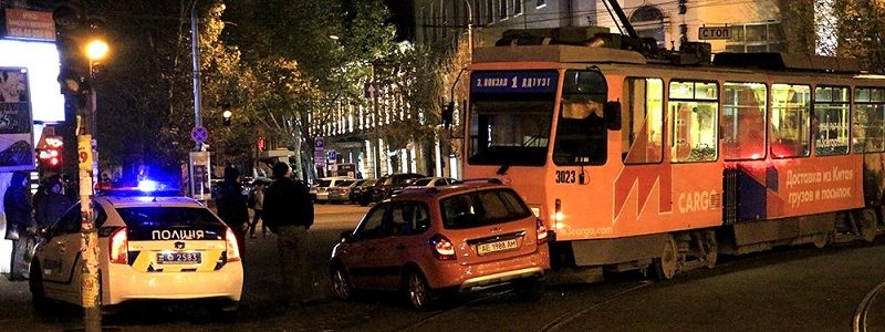 В Днепре на перекрестке Яворницкого и Короленко столкнулись трамвай и автомобиль (ФОТО, ВИДЕО)