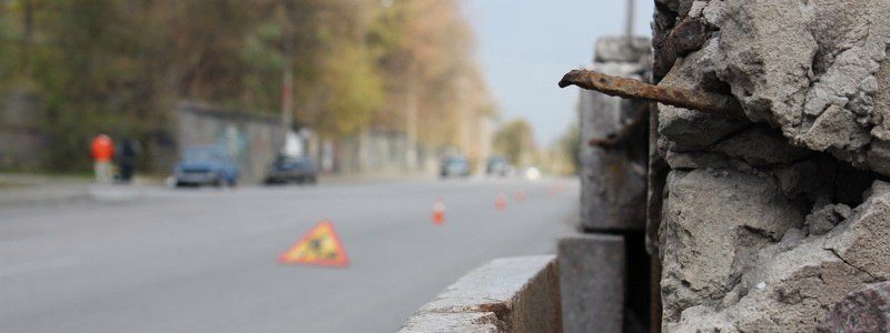 В Днепре возле памятника Славы снимают гранитные плиты (ФОТО)