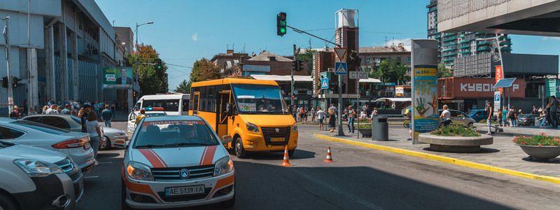 В Днепре напротив "МОСТ-Сити" маршрутка № 136а сбила женщину