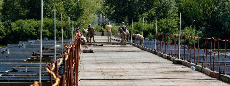 В Днепре установили уникальный понтонный мост