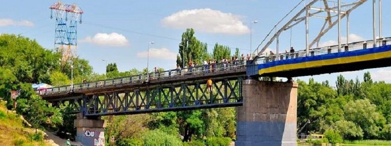 В Днепре парень пытался спрыгнуть с пешеходного моста на Монастырский остров