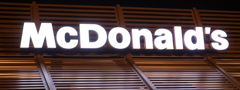 В Днепре водитель сбил ограждение на парковке McDonald’s и скрылся