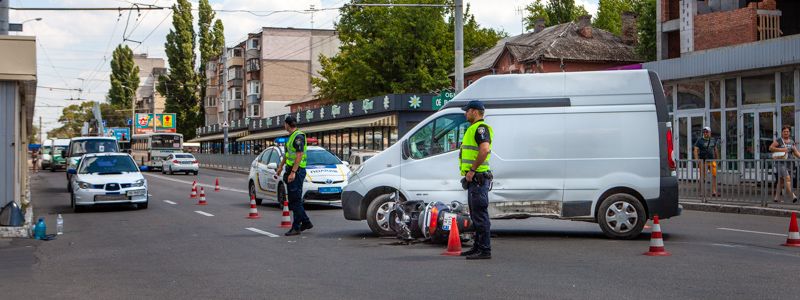 В Днепре на Калиновой столкнулись Renault и мотоцикл: пострадал мужчина