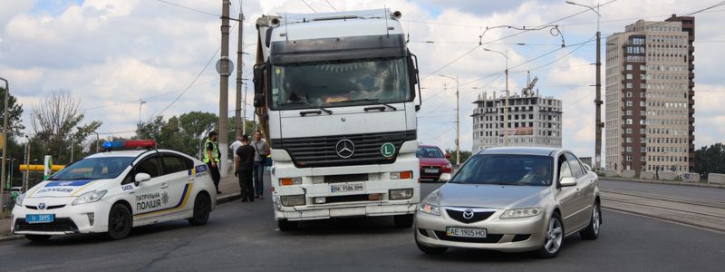 В Днепре на Слобожанском проспекте из-за ДТП полностью остановилось движение троллейбусов