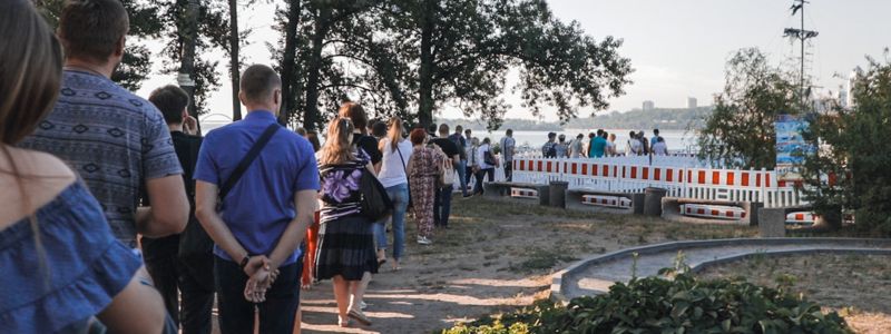 В Днепре на бесплатное такси выстроилась огромная очередь