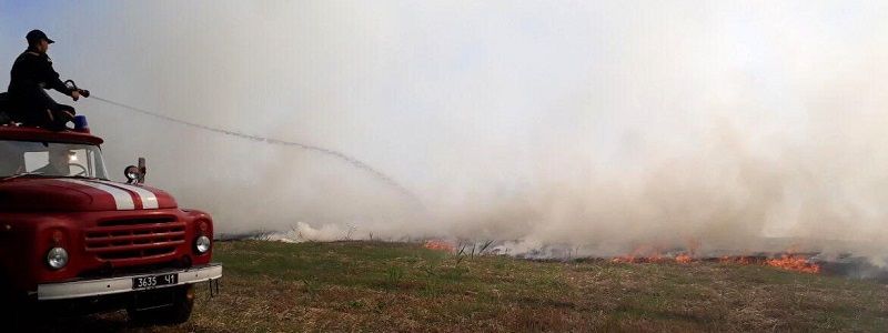 Подгородное окутал едкий дым: горят зерновые культуры