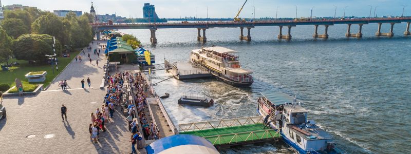 В Днепре на бесплатное такси с правого берега выстроилась огромная очередь