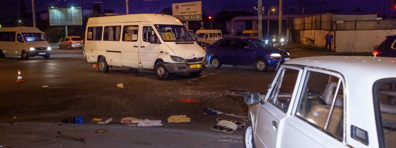 В Днепре на Калиновой не поделили дорогу ВАЗ и маршрутка: один человек госпитализирован