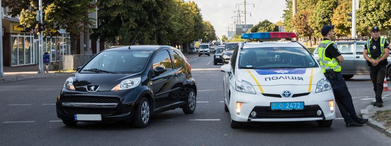 В Днепре на проспекте Поля Peugeot сбил девушку на пешеходном переходе