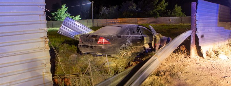 В Днепре на Набережной Заводской Mercedes снес забор: пострадала девушка