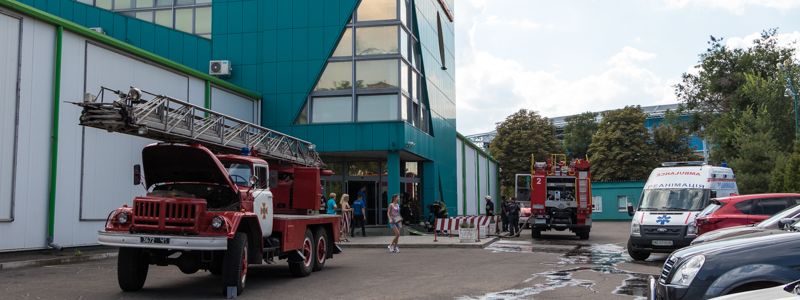 Пожар в теннисном клубе в Днепре: спасатель дал девушкам маску, чтобы вывести их на воздух