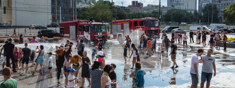 В Днепре на Фестивальном причале пожарные спасали прохожих от жары