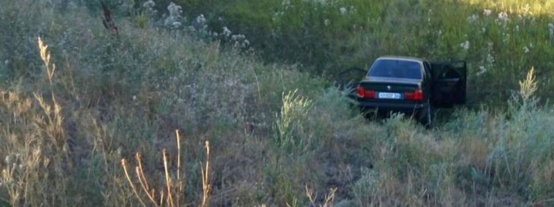 Под Днепром BMW вылетел в кювет: пассажира с открытым переломом забрала скорая