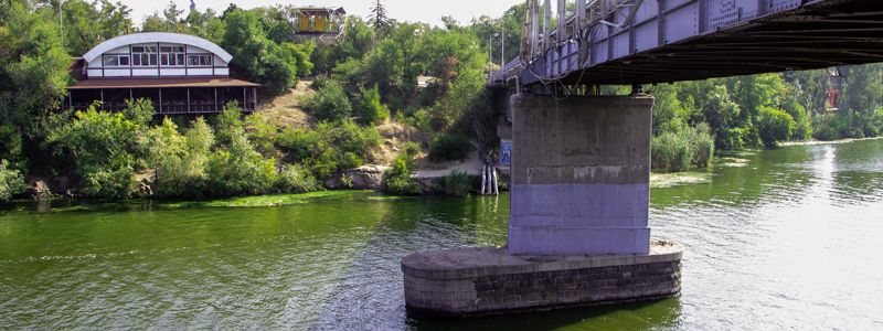 В Днепре возле водопада людей и животных бьет током в воде