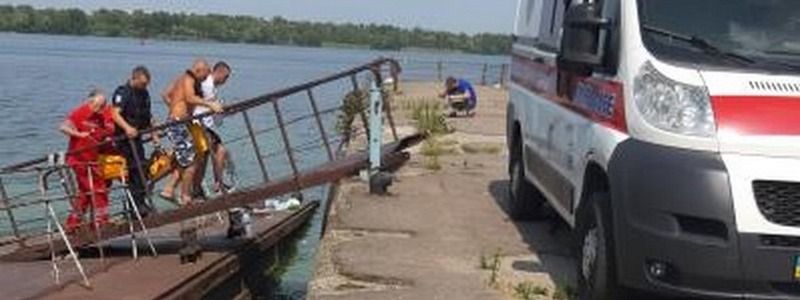 В Днепре мужчина загорал на барже и чуть не умер
