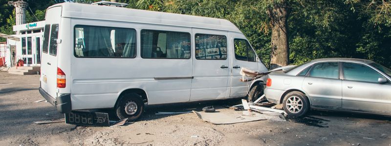 В Днепре на Запорожском шоссе Mercedes Sprinter «влетел» в дерево