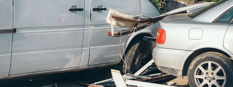 В Днепре на Запорожском шоссе Mercedes Sprinter «влетел» в дерево: видео момента ДТП