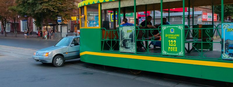 В Днепре ретротрамвай влетел в ЗАЗ-Slavuta