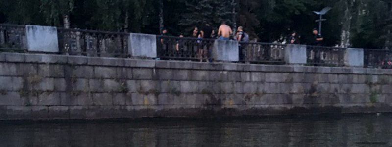 В Днепре на набережной девушка упала в воду: ее спасали парни и чуть не погибли