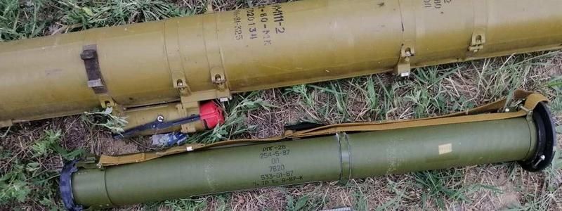 Под Днепром на обочине дороги нашли гранатомет и тубусы от РПГ