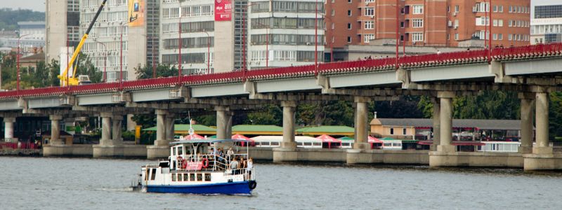 В Днепре люди отдыхают на бесплатном катере, пока другие стоят в очереди