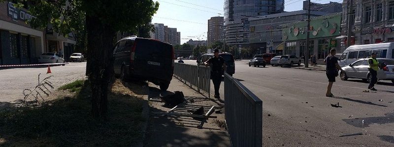 В центре Днепра Mercedes столкнулся с Lexus и снес забор