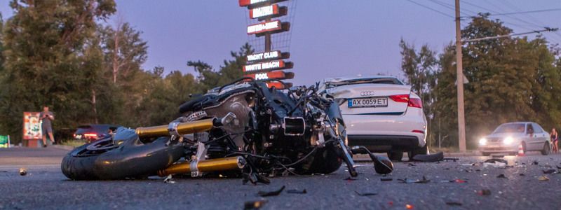 В Днепре возле Bartolomeo столкнулись Audi и мотоцикл: как себя чувствует пострадавший